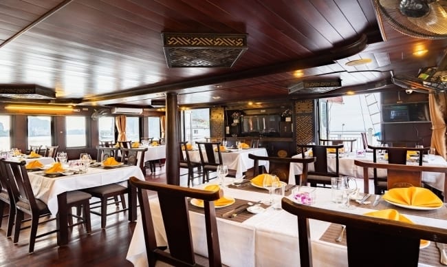 Swan cruise Halong Bay budget overnight restaurant photo 1